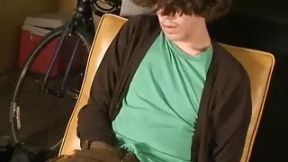 Emo Amateur steht und streichelt seinen massiven Schwanz