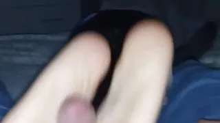 Moglie a pecora in leggins neri di pelle e footjob