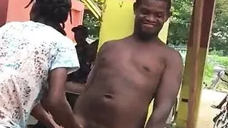 Troietta nera si diverte con un ragazzo di colore.