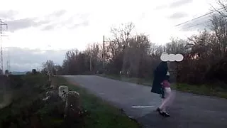 Öffentlicher Schwanzplug Schlampe zeigt blinkenden Tag auf der Straße