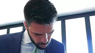 Männer in Anzug und Krawatte analpoundieren kräftig nach nassen Blowjobs