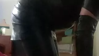 In meinem Latex-Outfit herumkriechen