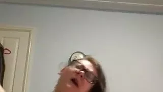 Frau mastubiert vor der webcem