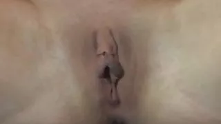 Fickflittchen stopft sich Slip in die Schleimfotze!