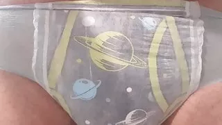 In die Windel pinkeln, bis sie überläuft