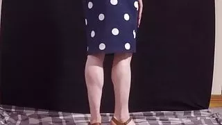 Transvestit in süßen Sandalen, die Schwanz und sexy Arsch zeigen