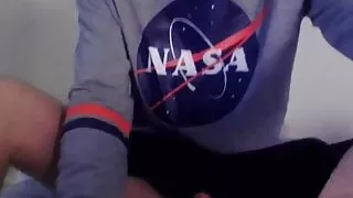 Niedlicher Crossdresser Schulmädchen NASA Fan hat Spaß
