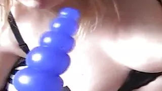 Dicker Dildo in Fotze gepresst