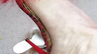 Sehr lange Zehennägel in flauschigen Pantoffelschuhen