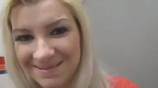 Ostblock-Schlampe fickt bei Douglas!