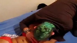 Zigeunerschlampe laesst sich von Penner die Fotze lecken!