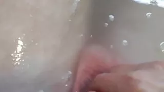 Ich chille in der Badewanne mit meinem Schwanz draußen