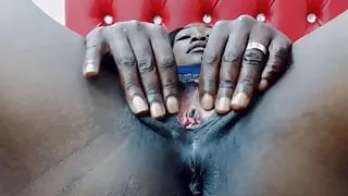 Fit black MILF with big pussy lips wants to play