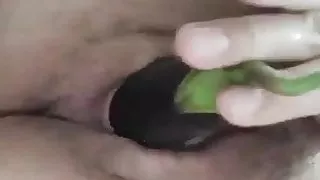 azgin hatun amina patlican sokuyor