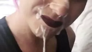 Sissy Trap lutscht Schwanz und bekommt riesige Gesichtsbehandlung