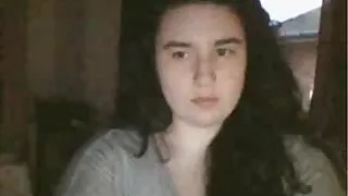 Emeline French neckt und spielt mit ihren Brustwarzen