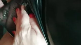 Die gefangene Sissy Tania bekommt ihren Mund von einem Fan benutzt und angepisst