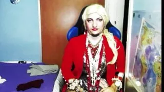 Ein kroatischer Crossdresser tanzt und wichst seinen Schwanz.