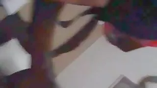 Schwarze Crossdresserin lässt sich den Arsch aufreißen!