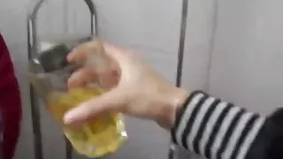 Arrogante Zicke schifft ins Glas und redet versaut!