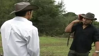 Geiler Latino Gay Hot Fucking auf dem Bauernhof