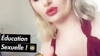 Une pute blanche montre comment bien sucer