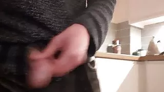 Kleiner Schwanz draußen in der Küche - verbal