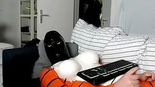 Webcam-Stream in meinem Latex-Tigeranzug.