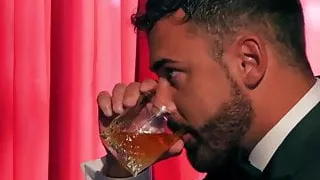 Chef im Anzug dominiert seine hübsche muskulöse Angestellte