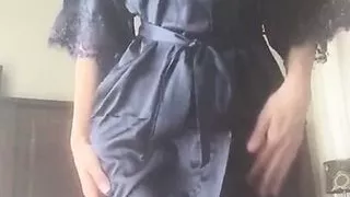 Heißes Mädchen zieht den Bademantel aus, um kleine Titten und Muschi zu zeigen