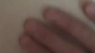 Er nimmt den Plug aus ihrem Arsch