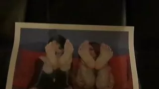 Sperma Tribut für zwei sexy Foot Sluts