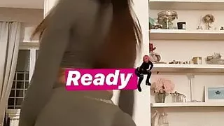 A Guendalina Tavassi piace mostrare il culo!!