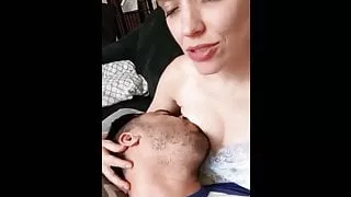 Frau bekommt doppelten Orgasmus vom Stillen ihres Mannes!