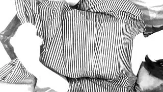 Gestreiftes Kleid und Brille Cumshot Crossdresser