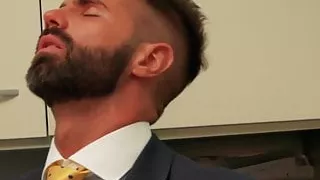 Anzugsex mit zwei Exekutivdirektoren im echten Büro