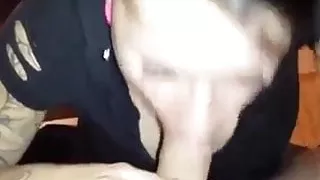 Deutsche Tattoo-Schlampe blaest und schluckt