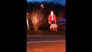 Schulmädchen lutscht und befriedigt den Weihnachtsmann auf öffentlicher Straße