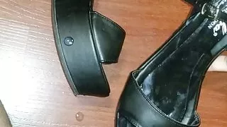 Ficken und Sperma in den Keilsandalen meiner Tante