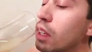 Ein Mann trinkt sein gesammeltes Sperma aus einem Glas