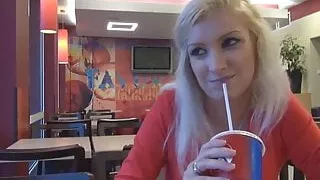 Ostblock-Nutte bei KFC anal besamt