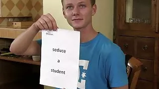 Schwule Wette, um Hetero-Studentin zu verführen und zu ficken