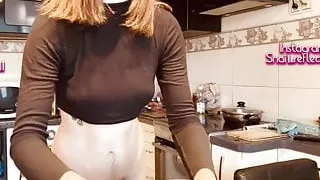 Nue dans la cuisine belle touffe