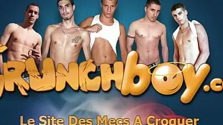 JAMES KAMUI wird von einem Latino-Twink bei der Schreibtischarbeit gefickt