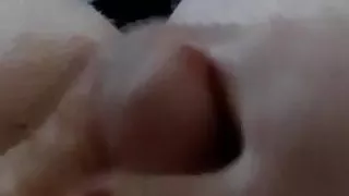 Schwuler Twink spielt mit seinem Penis