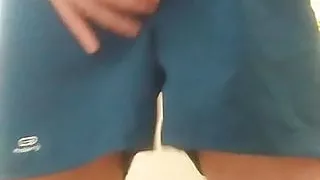 in Fußballshorts wichsen