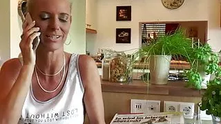 Blonde Milf fickt mit dem Elektriker