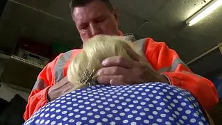 Dicke Milf fickt den Mechaniker um die Rechnung zu bezahlen