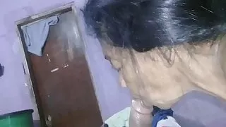 Sirvienta mamando en camara lenta