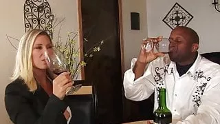 Blonde Milf macht den schwarzen Mann willig